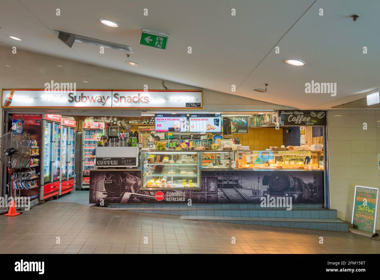 Mitarbeiter in einem Imbissladen, in dem warme und kalte Speisen zum Mitnehmen verkauft werden, im Hauptbahnhof in der Nähe der Ausfahrt Chalmers St in Sydney, Australien Stockfoto