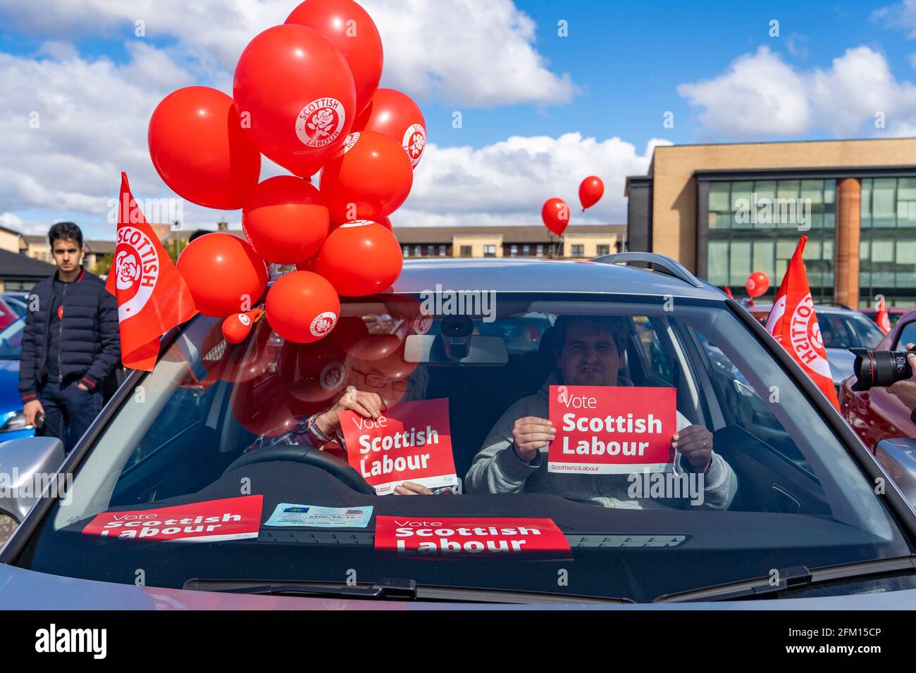Glasgow, Schottland, Großbritannien. 5 Mai 2021. Der schottische Labour-Vorsitzende Anas Sarwar und der ehemalige Premierminister Gordon Brown treten heute am Vorabend der Wahlkampfveranstaltung in Glasgow auf. Anhänger der Arbeiterbewegung in Autos hören sich bei der Drive-in-Kundgebung Reden an. Iain Masterton/Alamy Live News Stockfoto