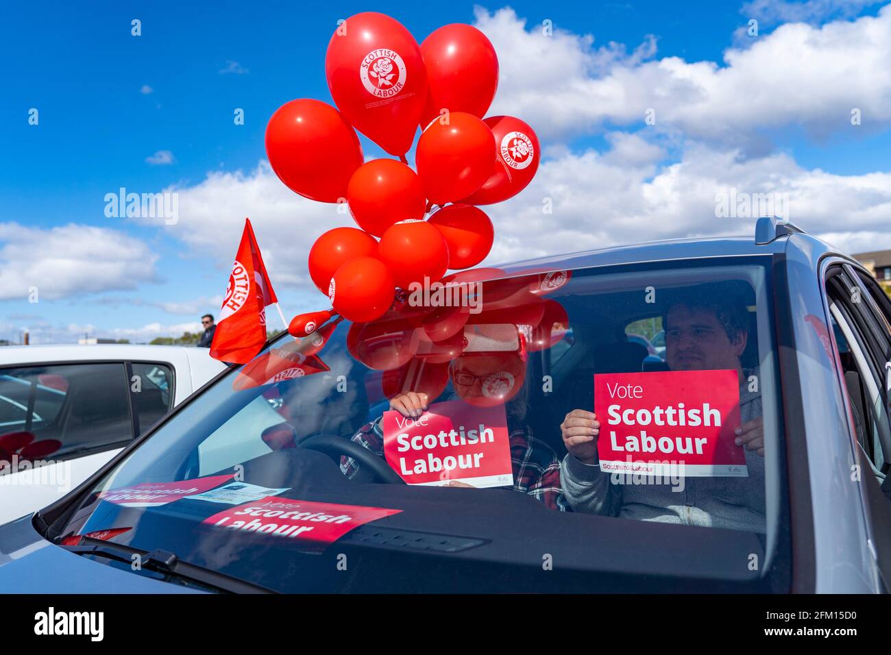 Glasgow, Schottland, Großbritannien. 5 Mai 2021. Der schottische Labour-Vorsitzende Anas Sarwar und der ehemalige Premierminister Gordon Brown treten heute am Vorabend der Wahlkampfveranstaltung in Glasgow auf. Anhänger der Arbeiterbewegung in Autos hören sich bei der Drive-in-Kundgebung Reden an. Iain Masterton/Alamy Live News Stockfoto