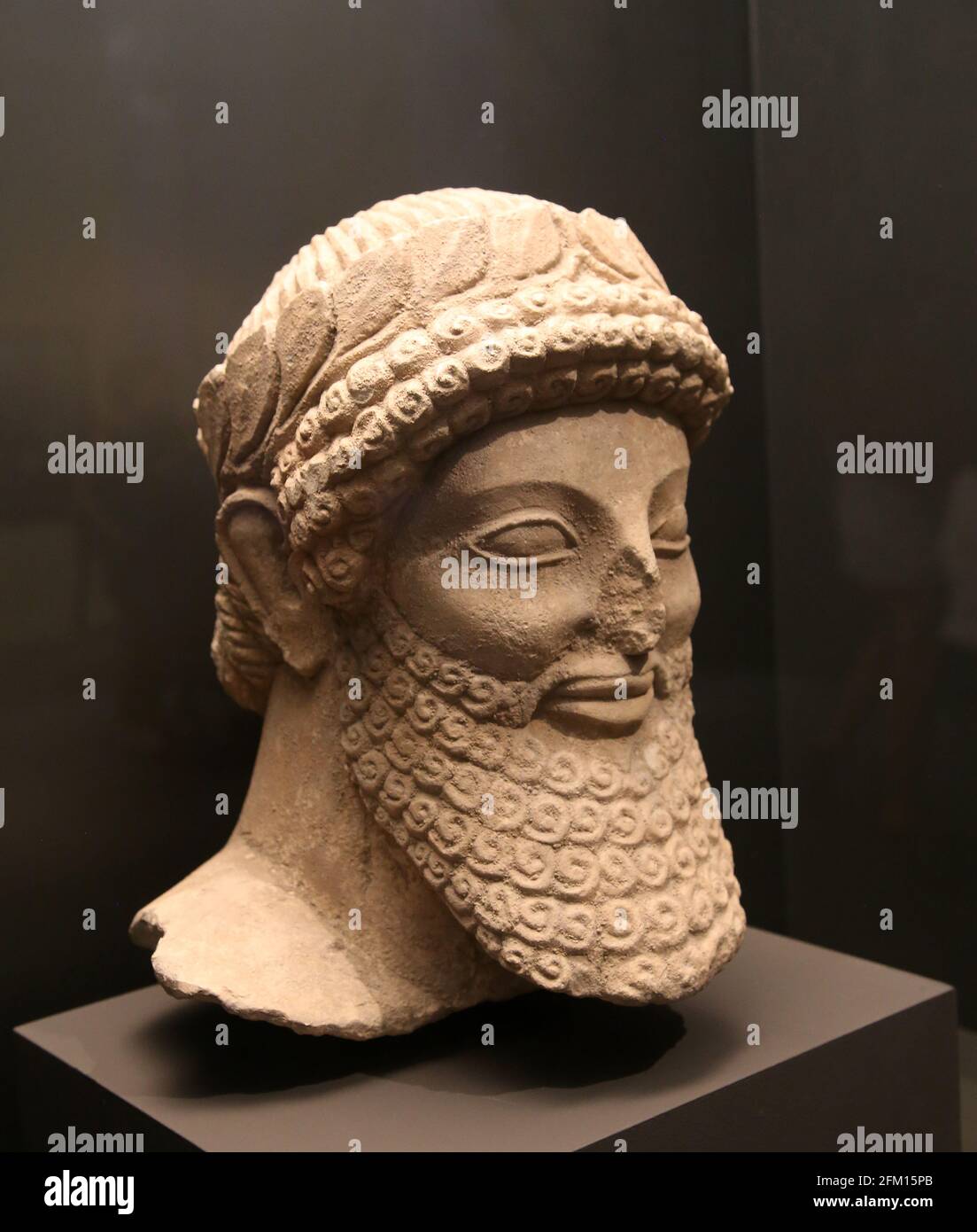 Kopf aus Kalkstein bärtige Figur trägt Kranz. 475-450 V. CHR. Zypern, Pyla. Kalkstein. British Museum. London. GBR. Stockfoto