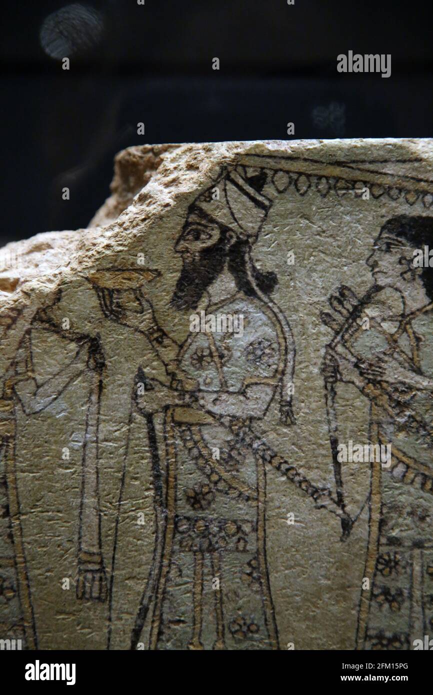 Glasierte Fliesen. Der assyrische König Ashurnasirpal II., unter einem Sonnenschirm, wird von Wachen umarmt. North West Palace, Nimrud, Irak. 845-850 V. CHR. Lehm. Britisch Stockfoto