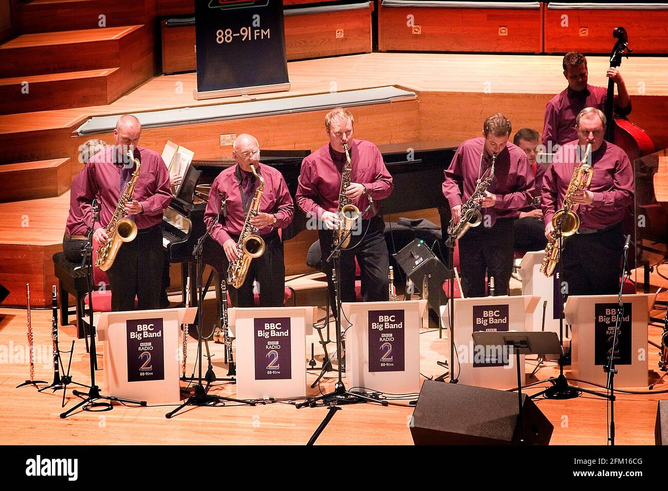 Saxophon-Sektion der BBC Big Band im Konzert beim International Trombone Festival, Birmingham Juli 2006 Stockfoto