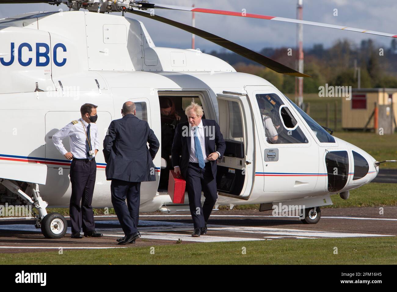 Wolverhampton Halfpenny Green Airport, Großbritannien, 5. Mai 2021. Premierminister Boris Johnson startet aus seinem Hubschrauber zu einem Besuch im Schwarzen Land am letzten Wahlkampftag vor den Kommunalwahlen am Donnerstag in England. Vom Flughafen Wolverhampton ging der Premierminister zu Stourbridge, wo er sich dem Bürgermeister von West Midlands, Andy Street, für eine Fahrradtour entlang des Kanals anschließen und Flugblätter verteilen würde. Kredit: Paul Bunch / Alamy Live Nachrichten. Stockfoto