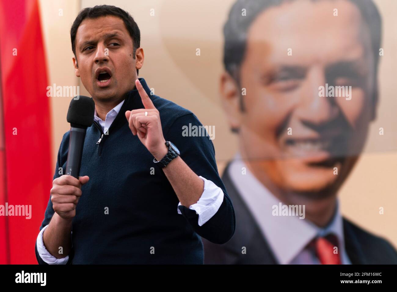 Glasgow, Schottland, Großbritannien. 5 Mai 2021. Der schottische Labour-Vorsitzende Anas Sarwar und der ehemalige Premierminister Gordon Brown treten heute am Vorabend der Wahlkampfveranstaltung in Glasgow auf. Anas Sarwar Rede. Iain Masterton/Alamy Live News Stockfoto