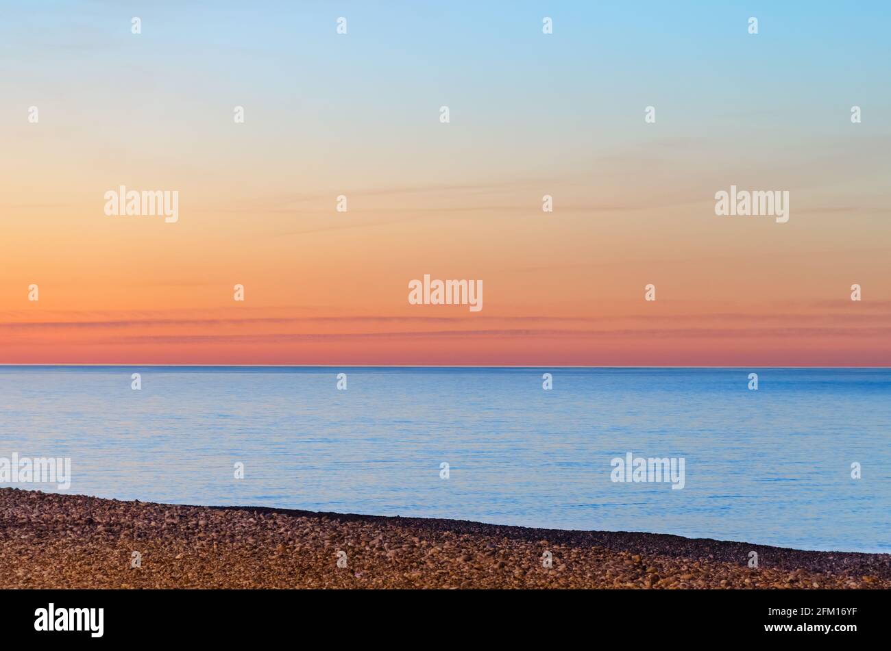 Malerischer, farbenfroher Sonnenuntergang über dem Meer. Helle Abendlandschaft. Die Horizonlinie trennt Himmel und Meer. Batumi, Georgia. Stockfoto