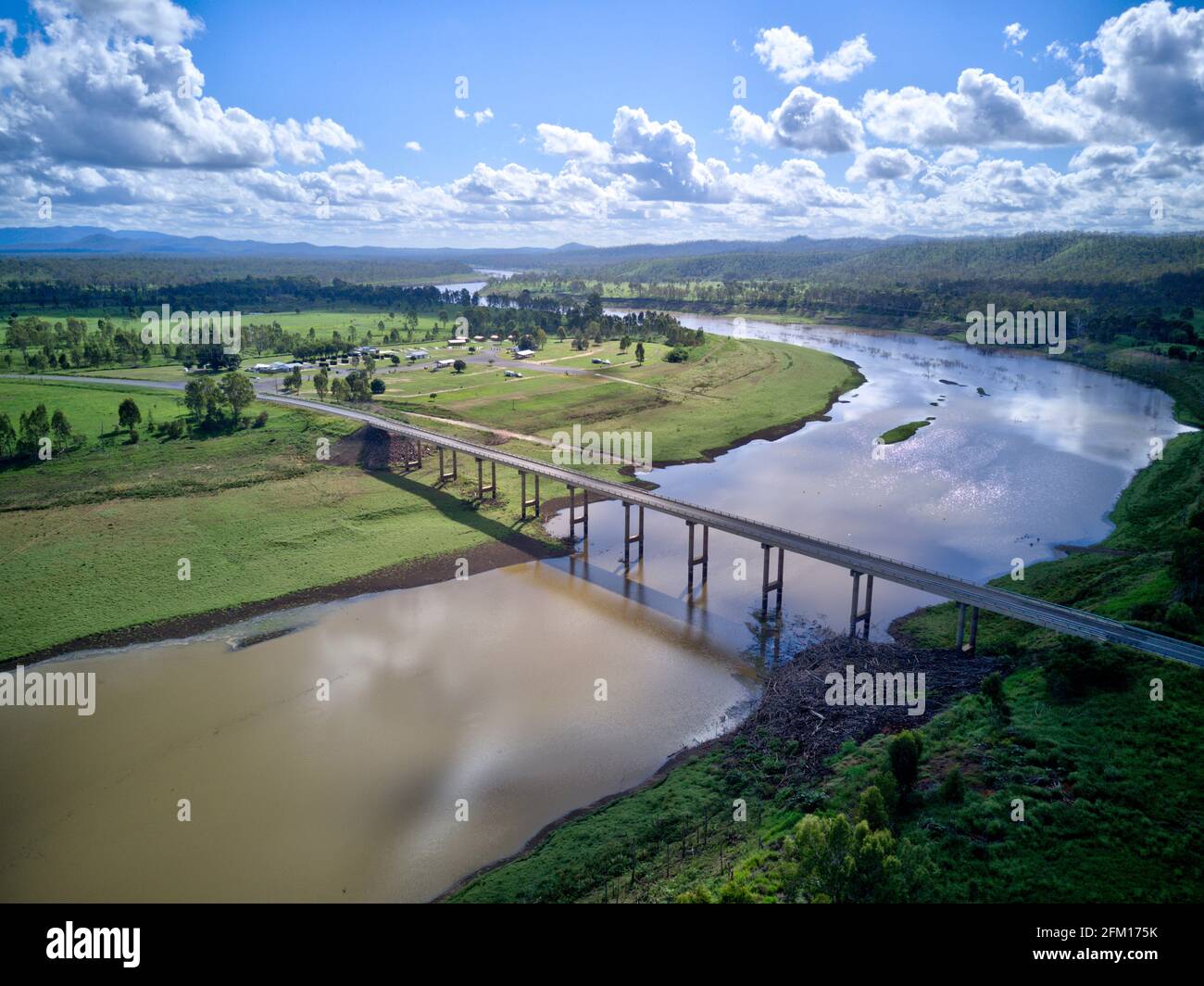 Luftaufnahme der Verkehrsbrücke über den Burnett River bei Mingo Überquerung nach dem neuen Level, das durch die Absenkung des Paradise Dam Queensland gesetzt wurde Australien Stockfoto