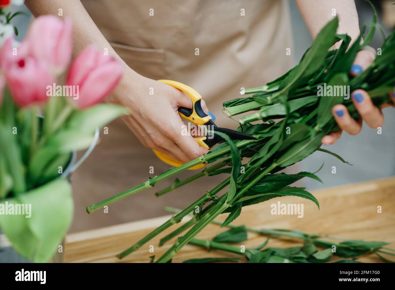 Kreativer Designer im Blumenladen, Kleinunternehmerbesitzer arbeitet im Freien Stockfoto