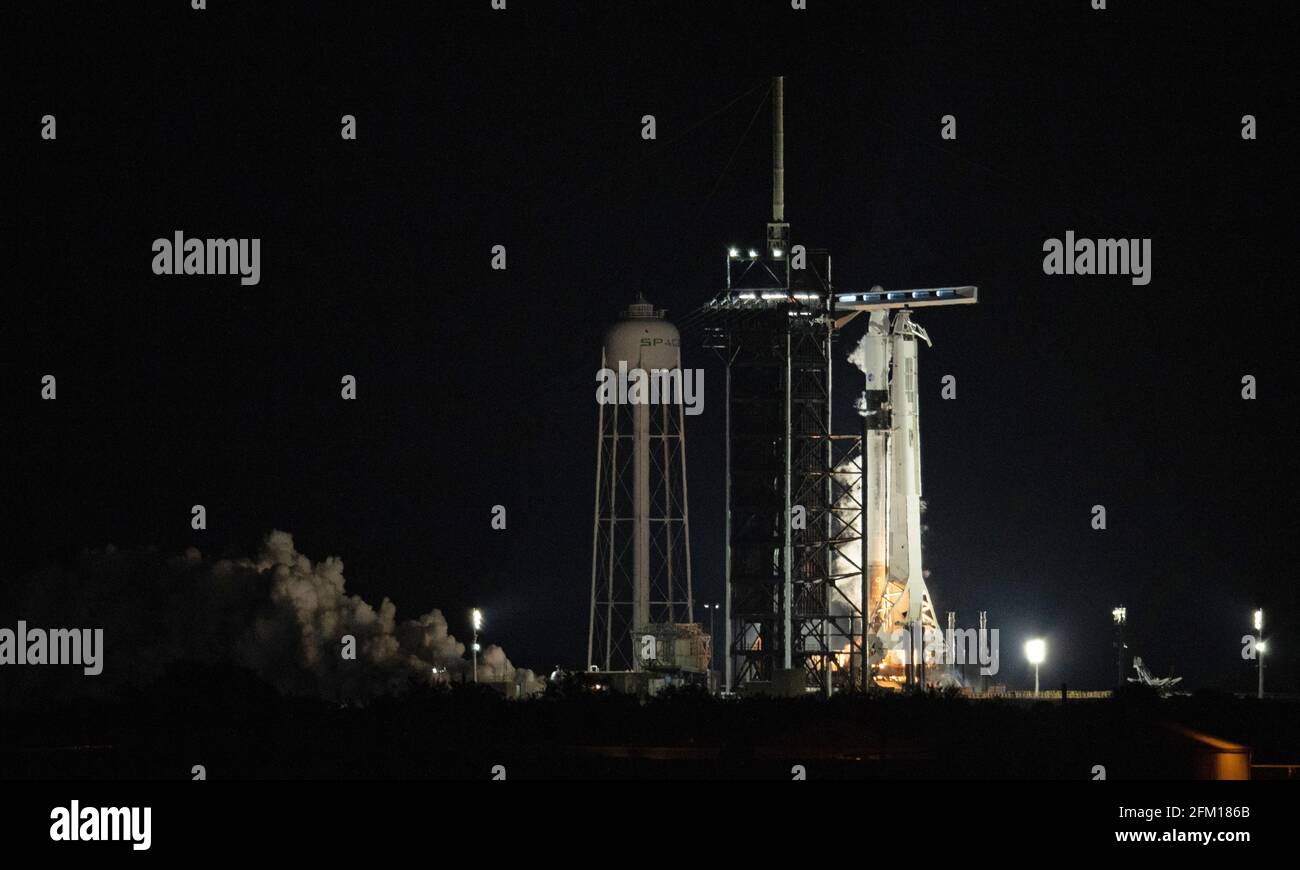 KENNEDY SPACE CENTER, FL, USA - 17. April 2021 - EINE SpaceX Falcon 9-Rakete mit der Crew Dragon-Sonde des Unternehmens an Bord ist auf der Startfläche A zu sehen Stockfoto