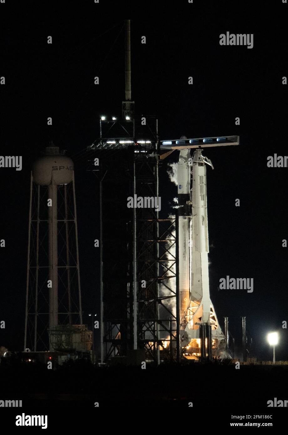 KENNEDY SPACE CENTER, FL, USA - 17. April 2021 - EINE SpaceX Falcon 9-Rakete mit der Crew Dragon-Sonde des Unternehmens an Bord ist auf der Startfläche A zu sehen Stockfoto