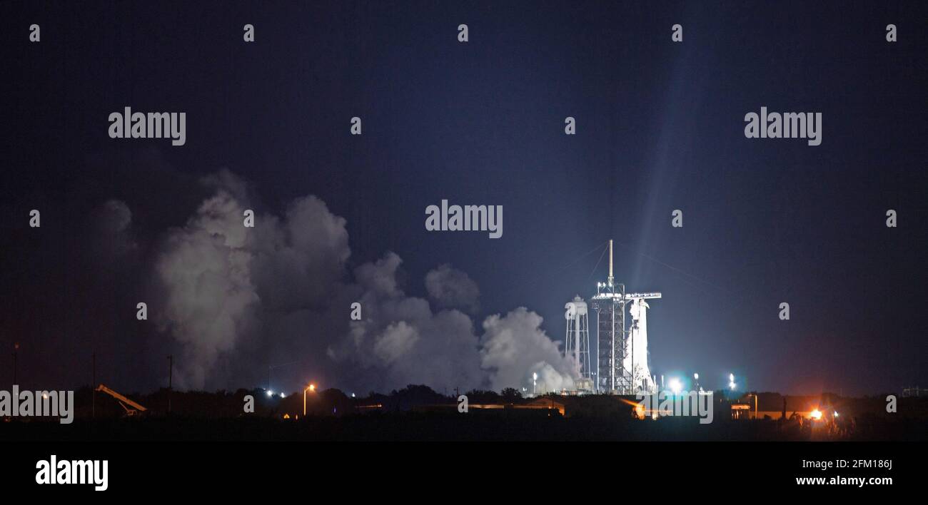 KENNEDY SPACE CENTER, FL, USA - 17. April 2021 - EINE SpaceX Falcon 9-Rakete mit der Crew Dragon-Sonde des Unternehmens an Bord ist auf der Startfläche A zu sehen Stockfoto