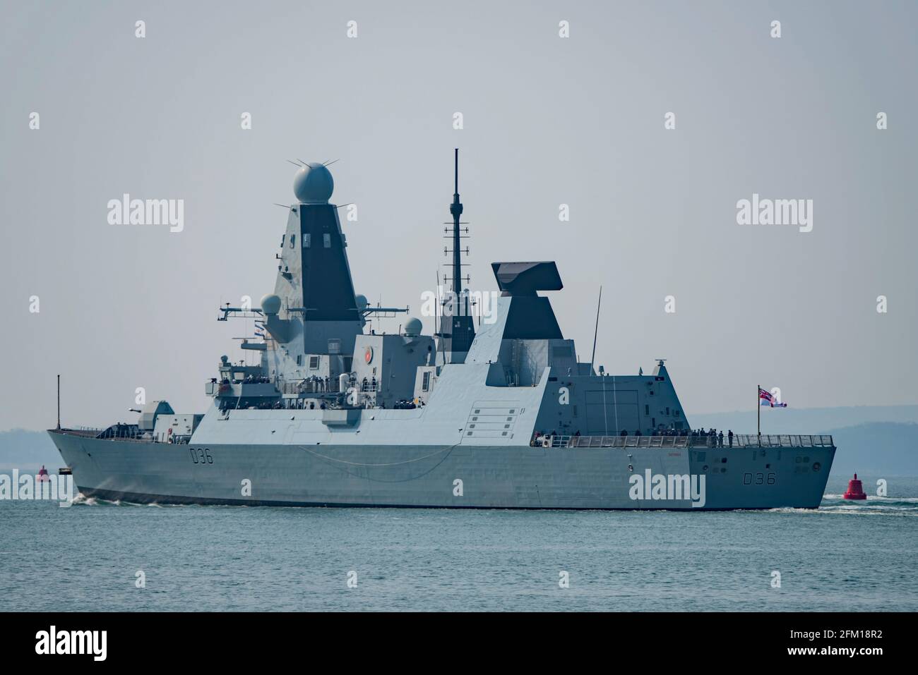 Der Zerstörer HMS Defender der Royal Navy Typ 45 verließ Portsmouth, Großbritannien, am 5/2021 als Teil der britischen Carrier Strike Group, die in den Indo-Pazifik-Raum eindranging. Stockfoto
