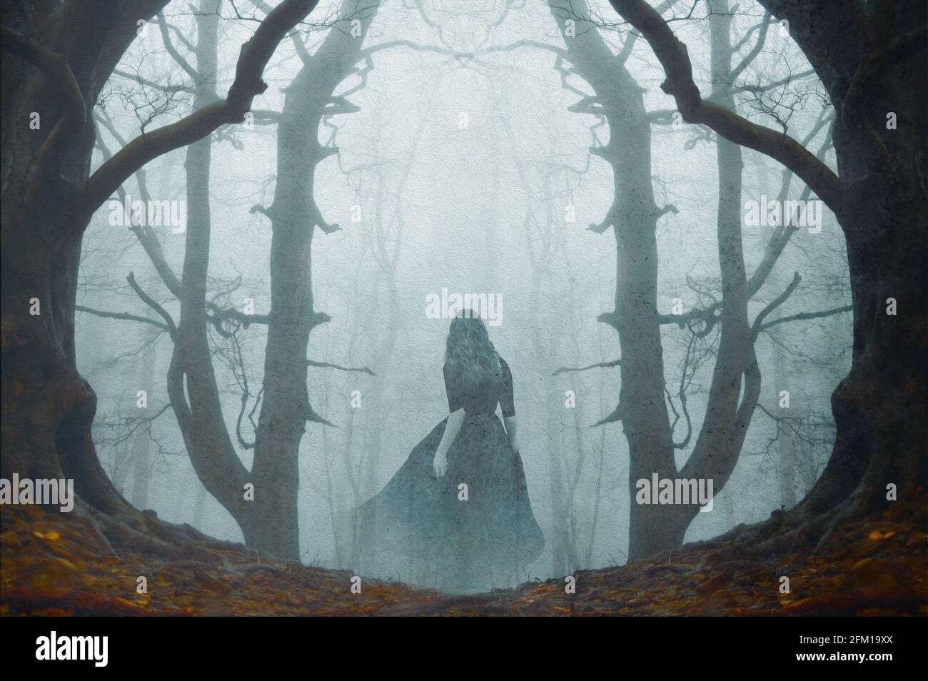 Ein übernatürliches Konzept einer geisterhaften Frau in einem langen Kleid, die im Winter durch einen gespenstischen, nebligen Wald geht. Mit einem Grunge, vintage bearbeiten. Stockfoto