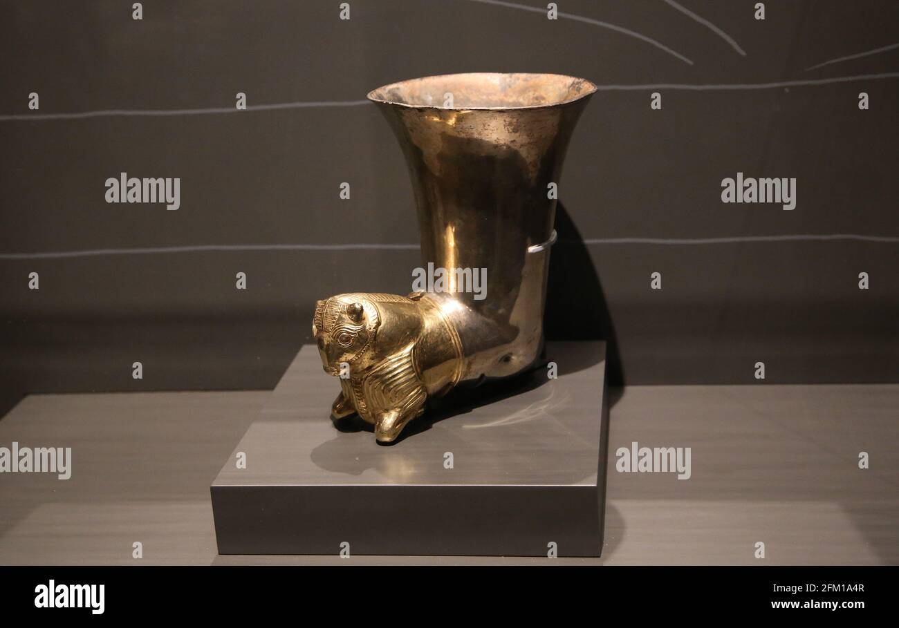 Achämenid. Hornförmiger Rhyton. Silber und Gold. 5 THC v. Chr. Hergestellt in Syrien. Türkei, Kahramanmaras. British Museum. Stockfoto