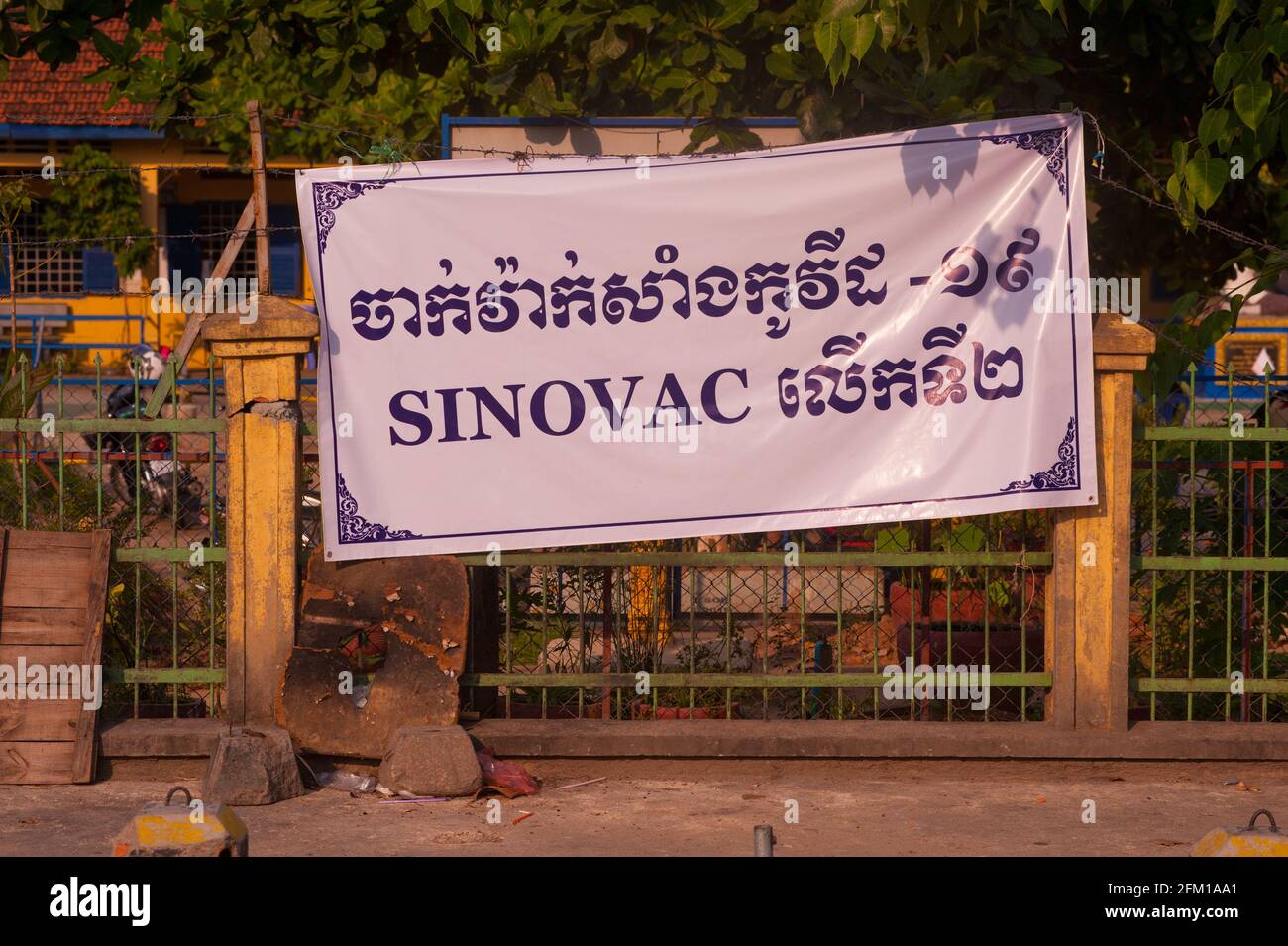 Phnom Penh, Kambodscha. 5. Mai 2021. Die kambodschanische Regierung versucht, jede Person, die in einer roten Zone (Hochrisikogebiet) lebt, zu impfen. Hier zeigt eine Impfstelle ein zweisprachiges Banner, sowohl in Englisch als auch in Khmer, das besagt, dass Sie den chinesischen Impfstoff erhalten können, SINOVAC. Die Regierung hat beschlossen, die Sperre in den meisten von Phnom Penh um Mitternacht am 5. Mai aufzuheben, nachdem 3 Wochen der Stadt in totaler Sperre. Einige rote Zonen werden immer noch Einschränkungen aufgrund der anhaltenden COVID - 19 Anstieg. Kredit: Kraig Lieb / Alamy Live News Stockfoto
