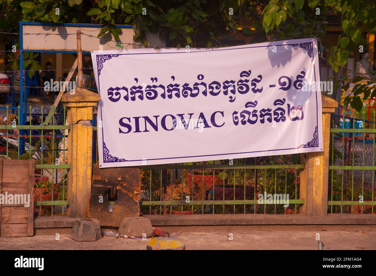 Phnom Penh, Kambodscha. 5. Mai 2021. Die kambodschanische Regierung versucht, jede Person, die in einer roten Zone lebt, zu impfen. Hier zeigt eine Impfstelle an einer Schule ein Banner, sowohl in Englisch als auch in Khmer, auf dem steht, dass Sie den chinesischen Impfstoff erhalten können, SINOVAC. Die Regierung hat beschlossen, die Sperre in den meisten von Phnom Penh um Mitternacht am 5. Mai aufzuheben, nachdem 3 Wochen der Stadt in totaler Sperre. Einige rote Zonen werden immer noch Einschränkungen aufgrund der anhaltenden COVID - 19 Anstieg. Kredit: Kraig Lieb / Alamy Live News Stockfoto