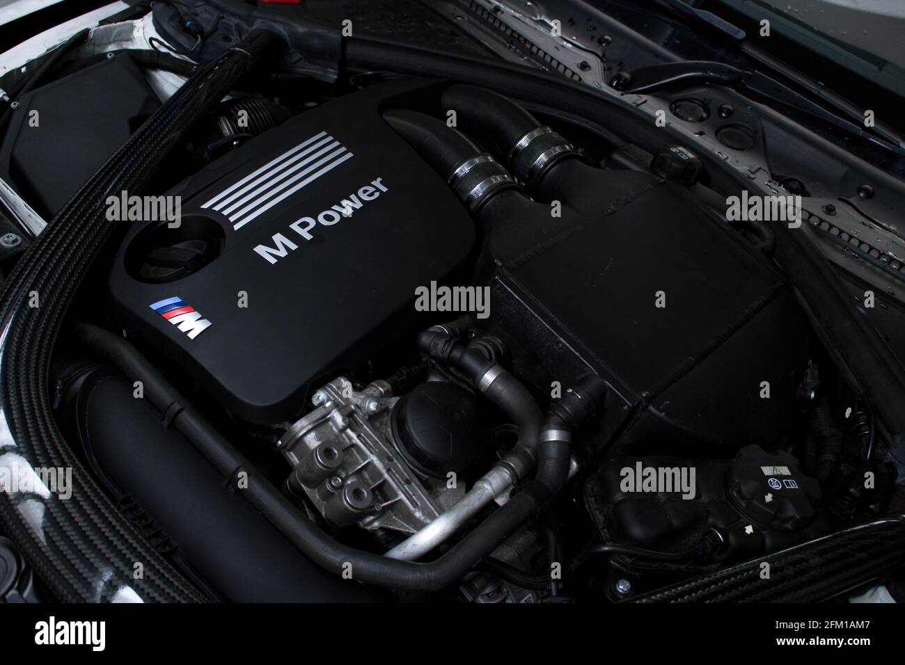 Die M Power Motorabdeckung mit Ladeluftkühler und Carbon Fasermotorenhalterung eines BMW M4 F82 Competition 2017 Pack Stockfoto