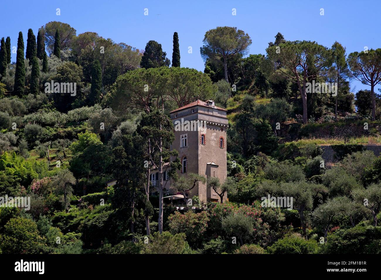 Wunderschönes Gebäude auf der Seite eines Hügels in Portofino Hafen Stockfoto