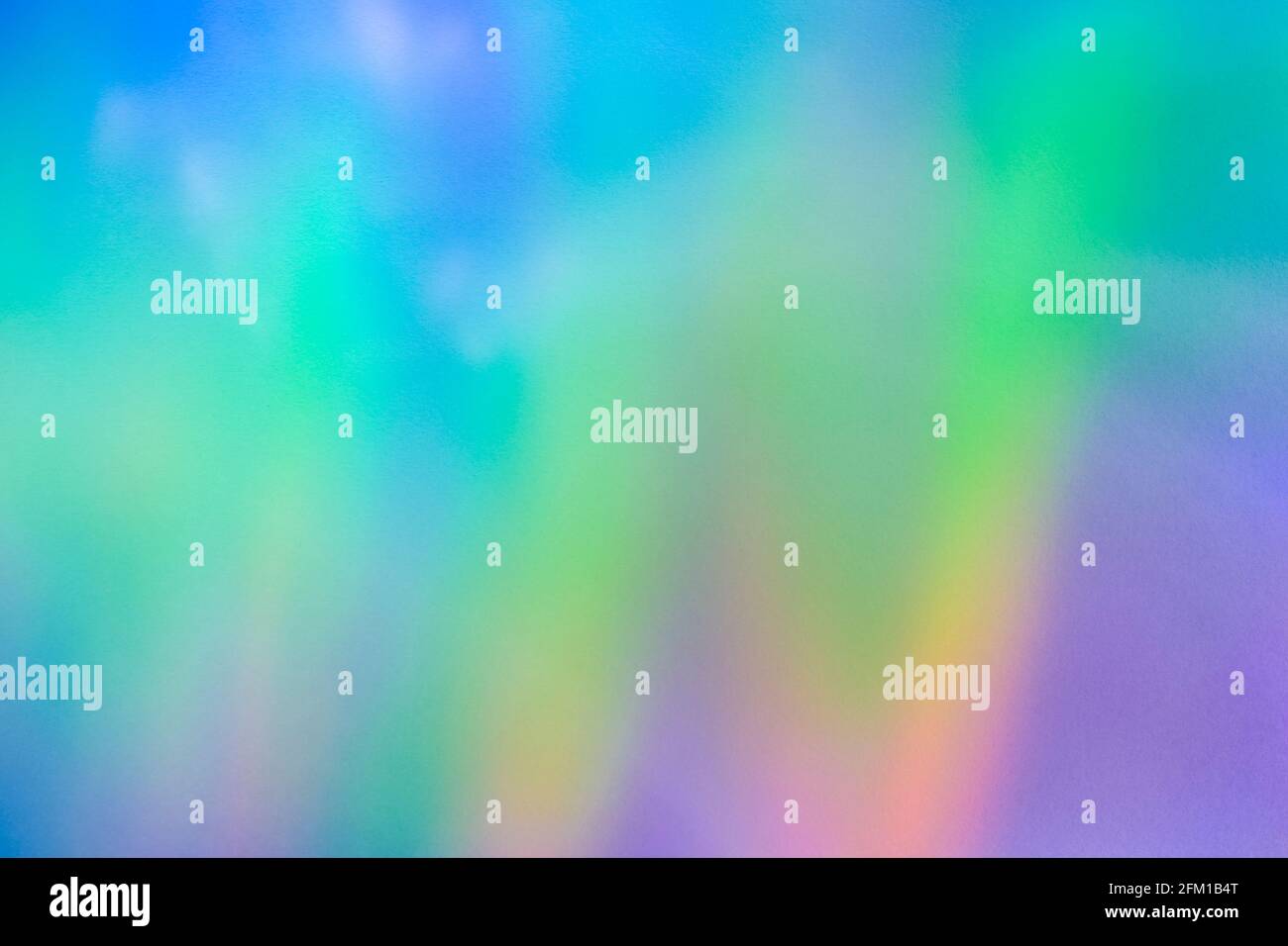 Overlay-Effekt mit unscharfem Regenbogenlicht und Refraktionsstruktur für Fotos und Mockups. Organische holografische Lichtreflexe an einer weißen Wand. Schatten für natürliches Licht ef Stockfoto