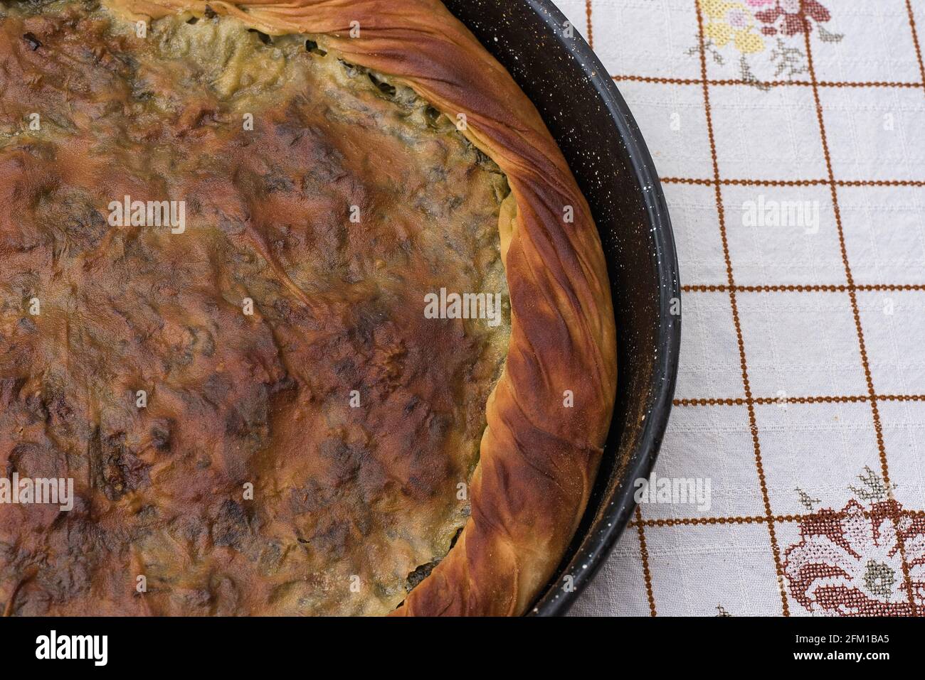 Griechischer Spinatkuchen mit Feta-Käse, Vorbereitung des traditionellen Dorfes Spinatkuchen Stockfoto