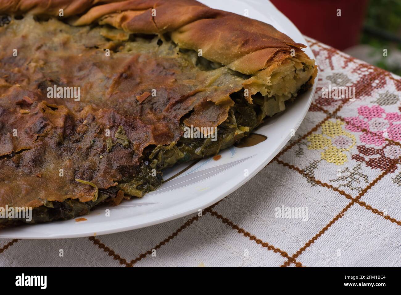 Griechischer Spinatkuchen mit Feta-Käse, Vorbereitung des traditionellen Dorfes Spinatkuchen Stockfoto