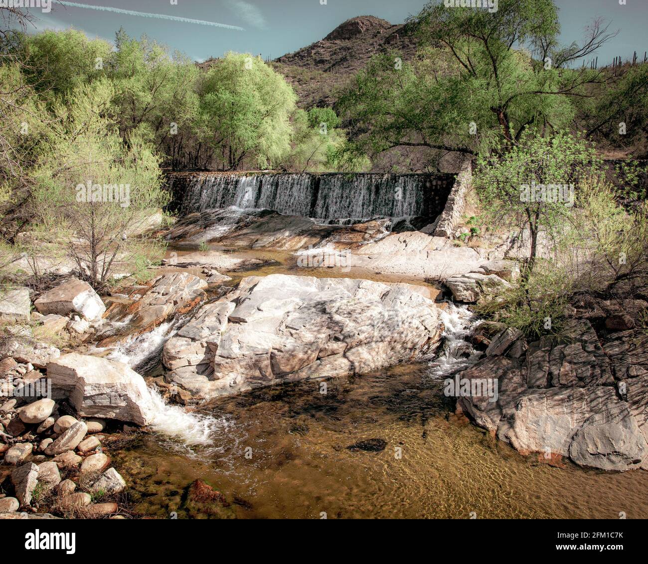 Wasserfällen über einem Damm im Sabino Canyon Park in der Nähe von Tucson, Arizona. Stockfoto