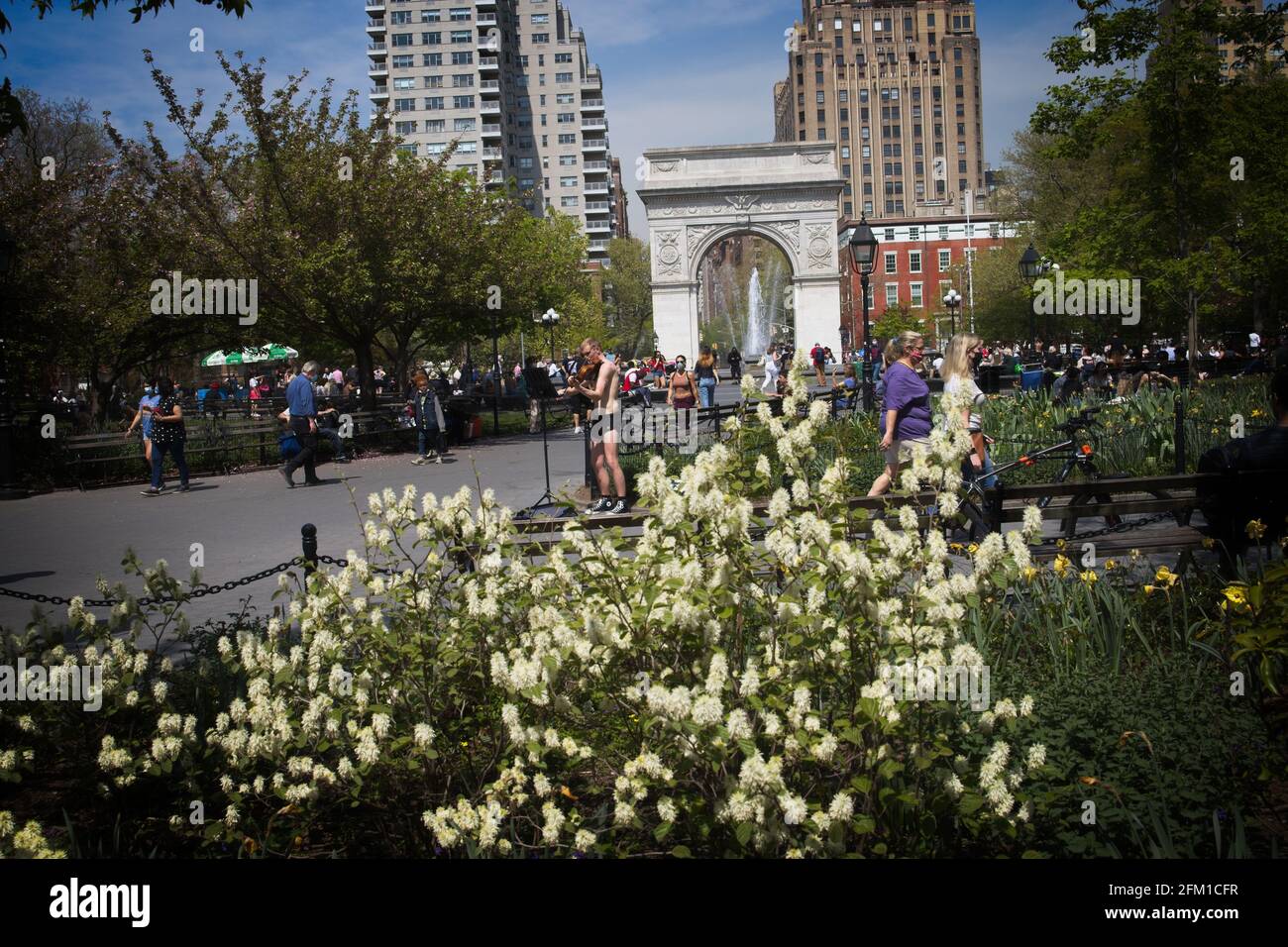 New York, NY, USA - 5. Mai 2021: Geigenspieler ohne Hemd im Washington Square Park Stockfoto