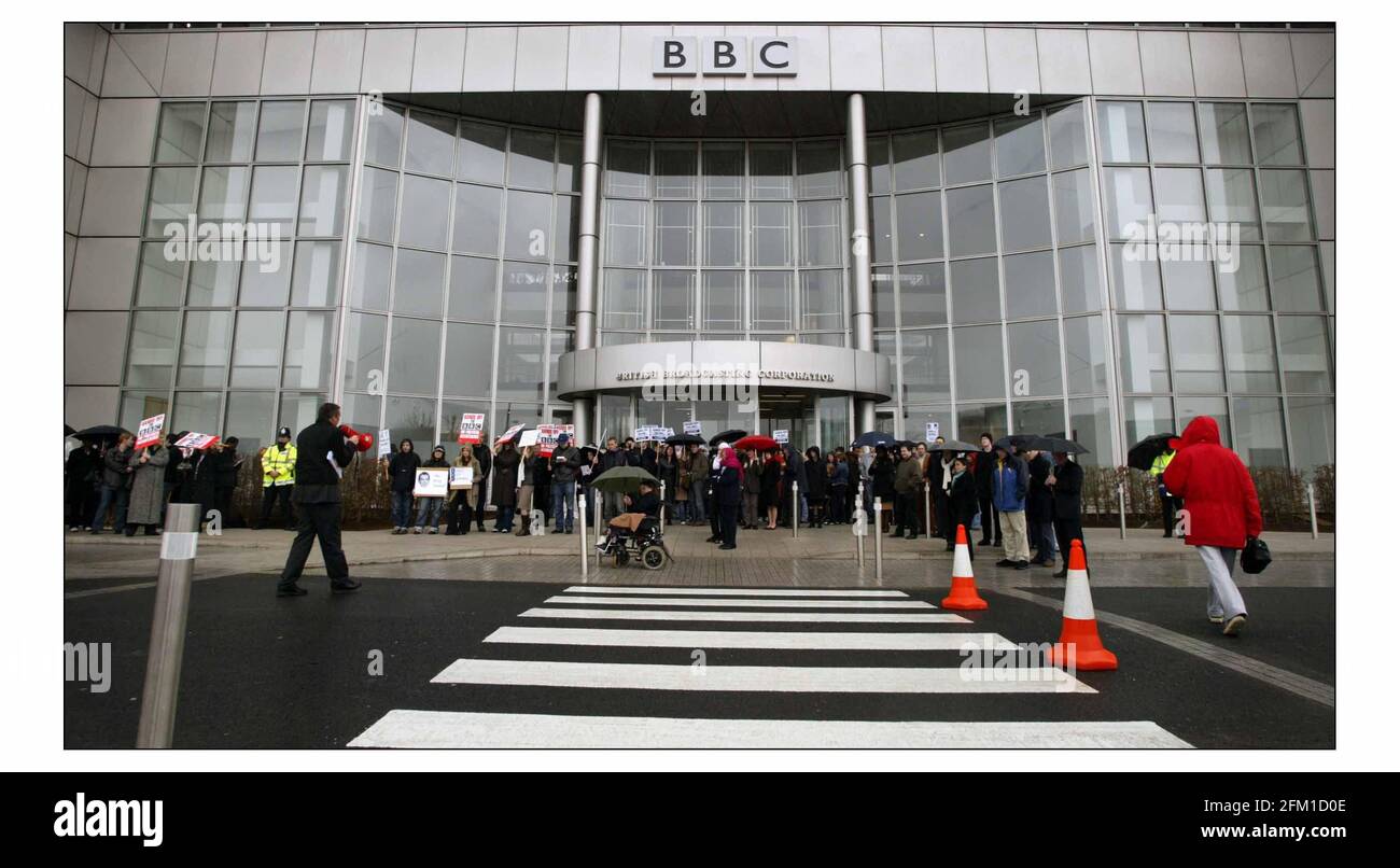 Mitarbeiter der BBC White City) inszenierte eine Walkout-Demo. Um 12 Uhr heute zur gleichen Zeit wie Mitarbeiter der BBC-Zentren im ganzen Land.Bild David Sandison 5/2/2004 Stockfoto