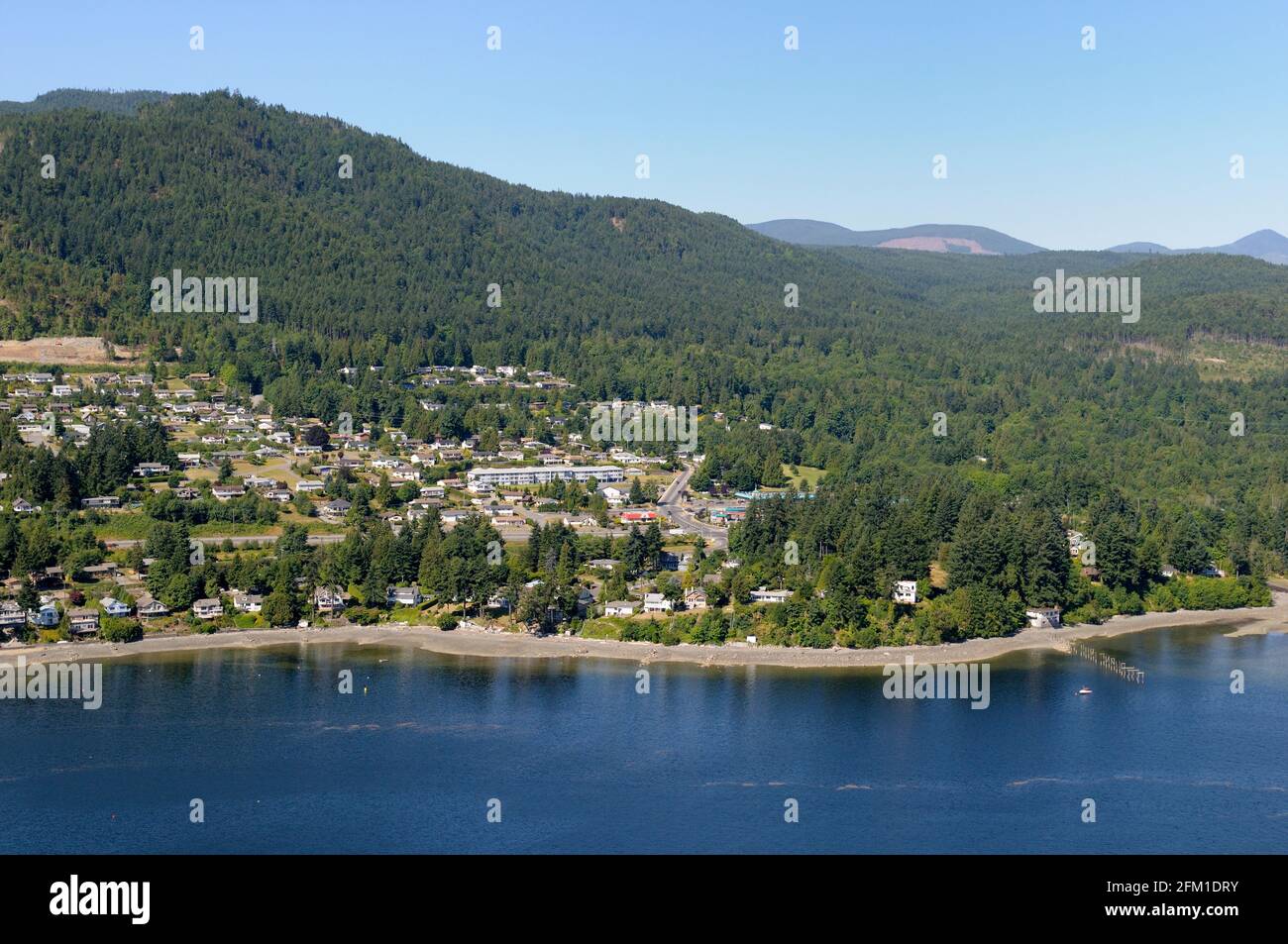 Luftaufnahme von South Ladysmith und der Coronation Mall, Ladysmith, Vancouver Island, British Columbia, Kanada. Stockfoto