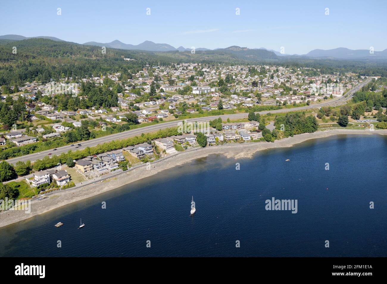 Luftaufnahme des Trans Canada Highway, der nach Ladysmith, Vancouver Island, British Columbia, Kanada führt. Stockfoto