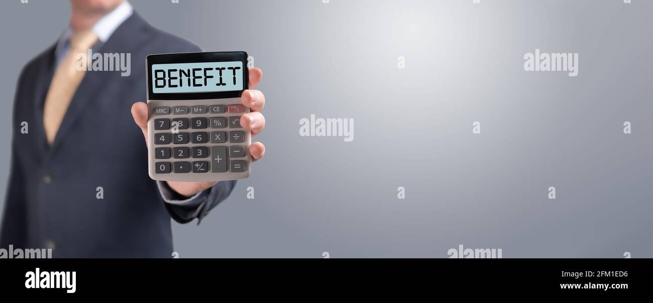 Rechner mit dem Wort Vorteil auf dem Display. Geld-, Finanz- und Geschäftskonzept. Geschäftsmann zeigt Rechner mit WORTVORTEIL auf dem Bildschirm Stockfoto
