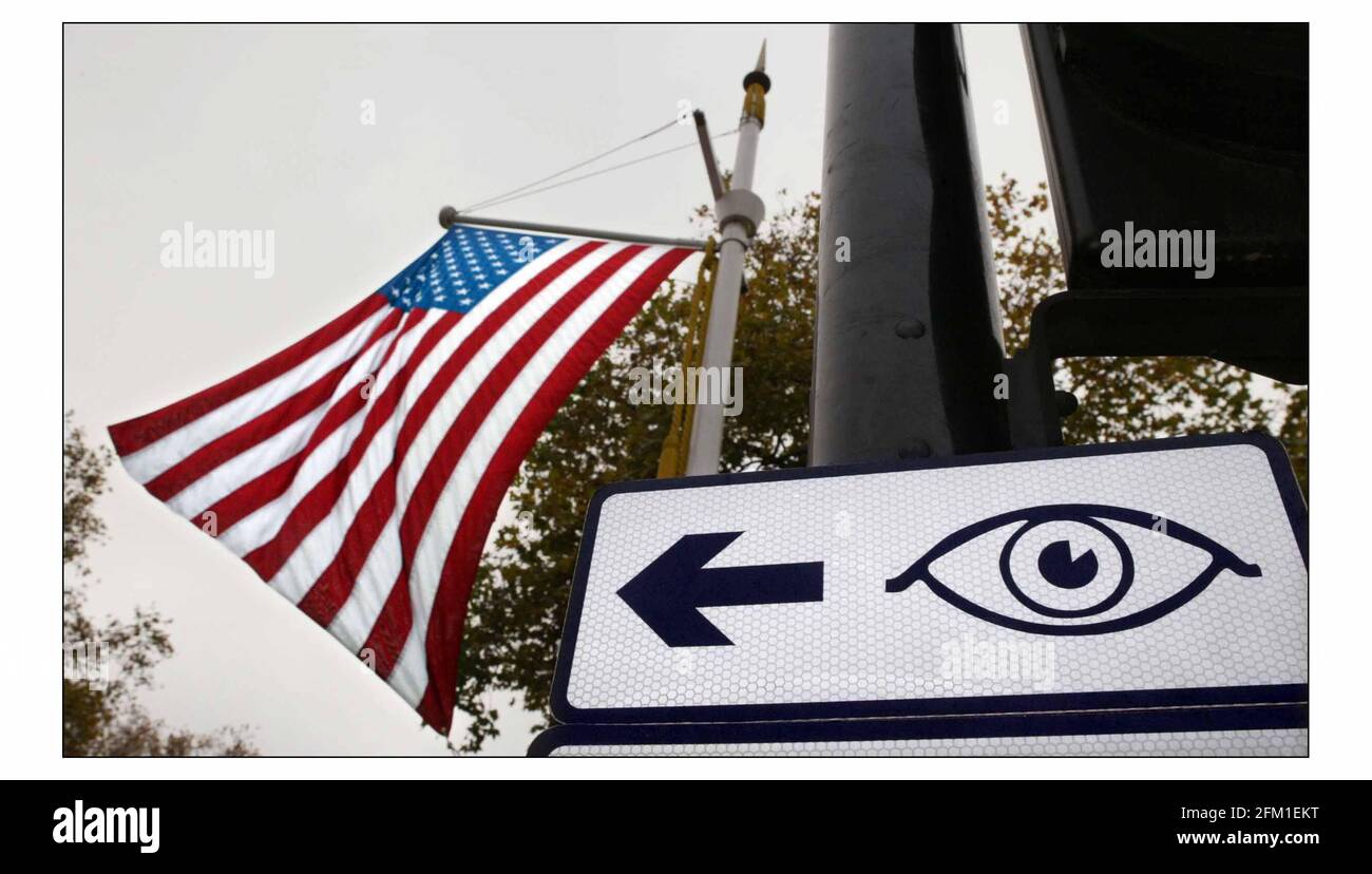 American Stars and Stripes Fliegen Sie vor dem Besuch von Präsident Bush an der Seite des Union Jack in der Mall. Es sind Anti-war-Demonstrationen in ganz Großbritannien geplant, die die Polizei im AUGE behalten wird.PIC David Sandison 11/11/2003 Stockfoto