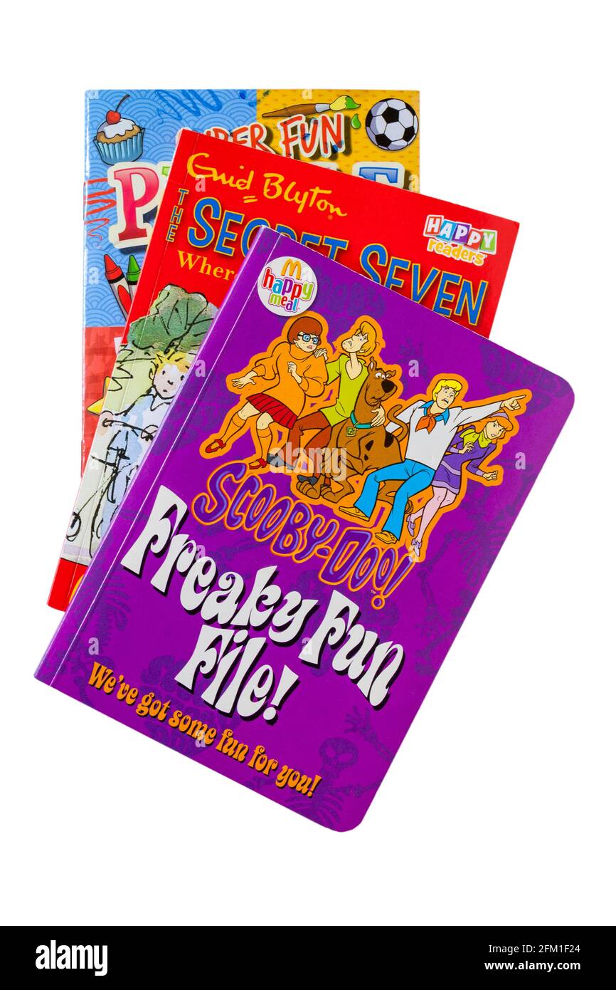 Stapel von Kinderbüchern mit Scooby-Doo Freaky Fun File Buch Oben isoliert  auf weißem Hintergrund - McDonalds Happy Meal Buchen Stockfotografie - Alamy