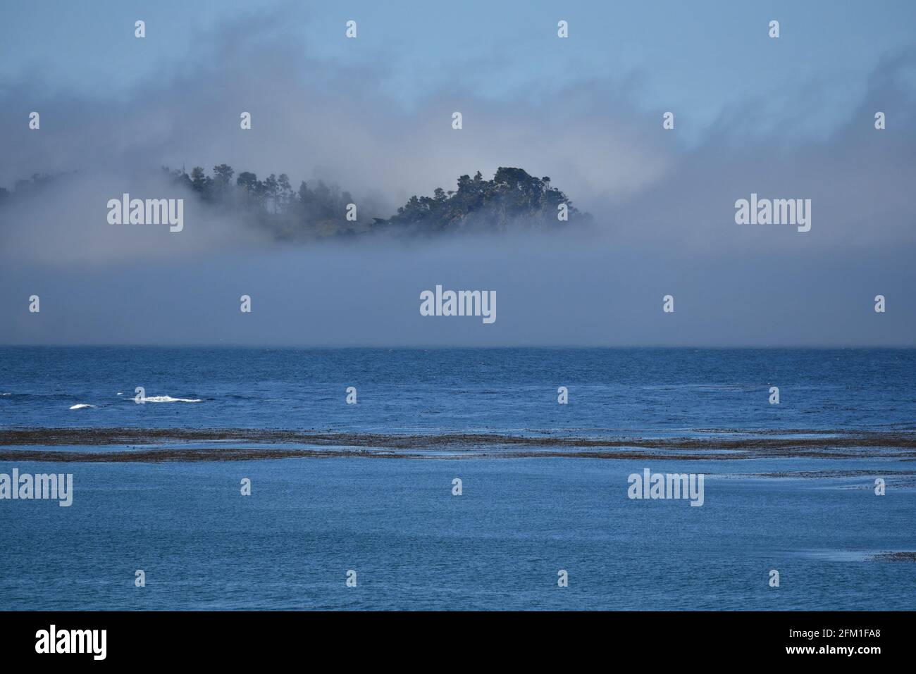 Neblige Landschaft mit Panoramablick auf das Point Lobos State Natural Reserve in Carmel-by-the-Sea, Monterey County California, USA. Stockfoto