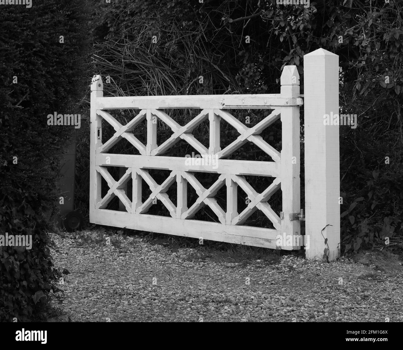 Schwarz-Weiß-Bild von Gate, Großbritannien. Stockfoto