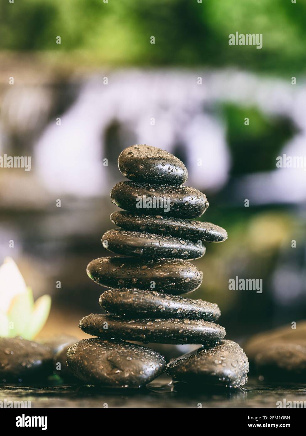 Buddhistisches Meditationskonzept. Zen-Steine mit Wassertropfen auf abstraktem Hintergrund gestapelt. Gleichgewicht zwischen Geist, Körper und Seele führen zu dem Erwerb o Stockfoto
