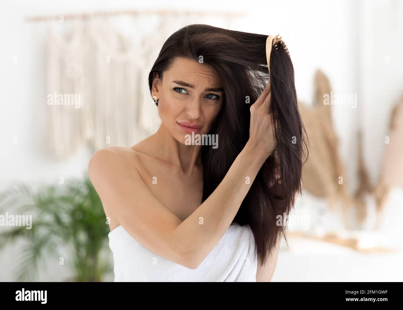 Haarausfall und Behandlung. Verärgert und besorgt über Schönheitspflegeprobleme, leiden an Mangel an Vitaminen Stockfoto