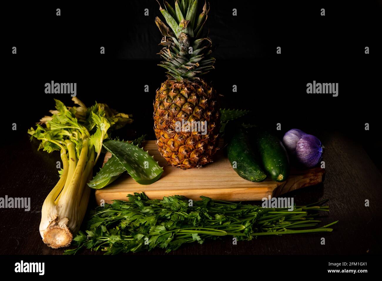Zutat für natürliche Säfte, mit Ananas, Aloe Vera, Sellerie, unter anderem grünem Gemüse. Stockfoto