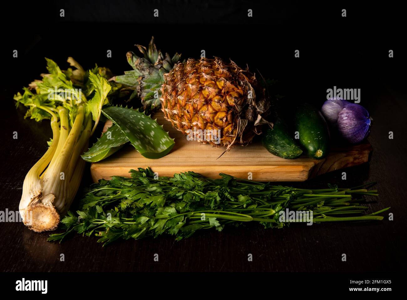 Zutat für natürliche Säfte, mit Ananas, Aloe Vera, Sellerie, unter anderem grünem Gemüse. Stockfoto
