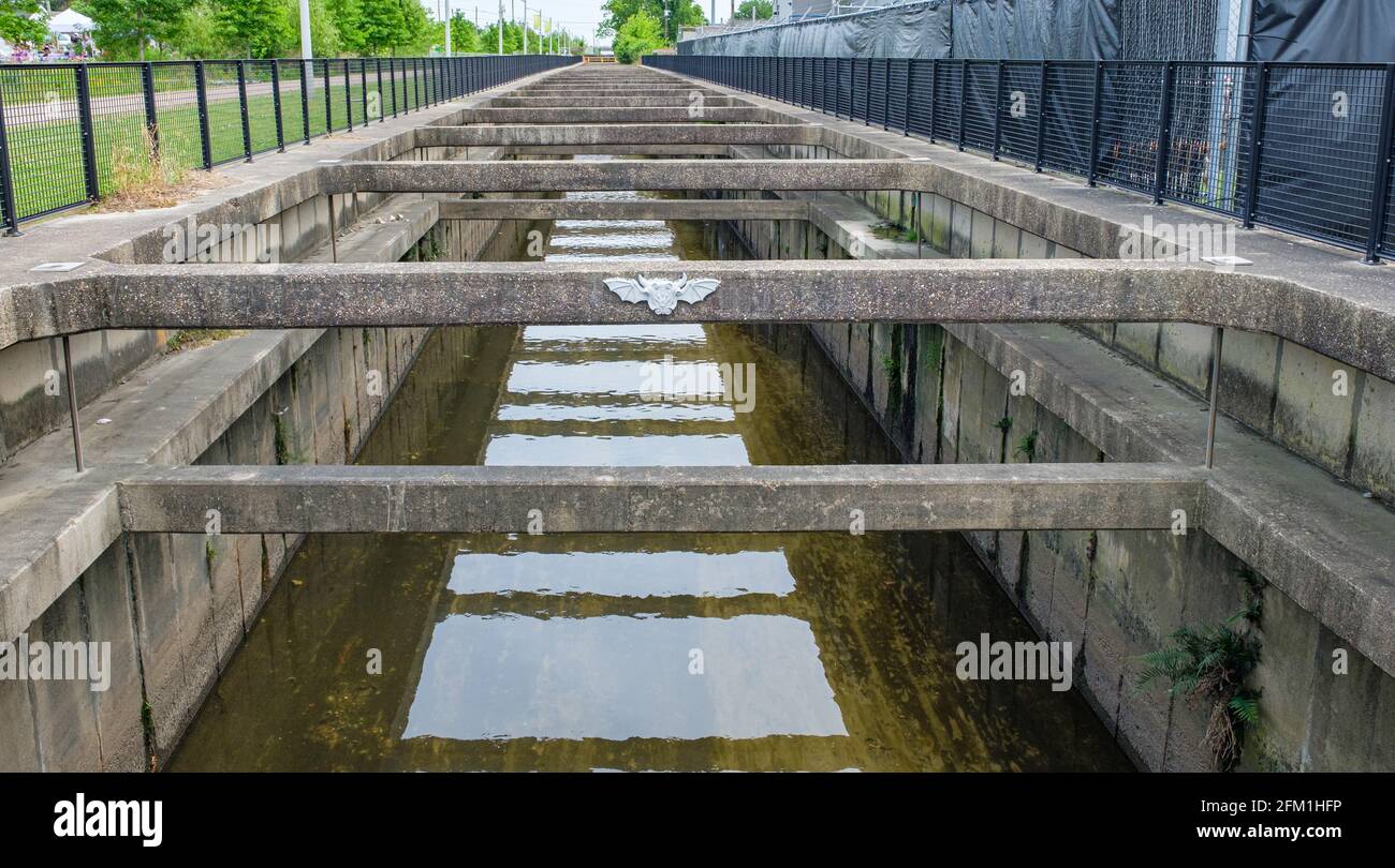 Entwässerungskanal, der parallel zum Lafitte Greenway in New Orleans, Louisiana, USA verläuft Stockfoto