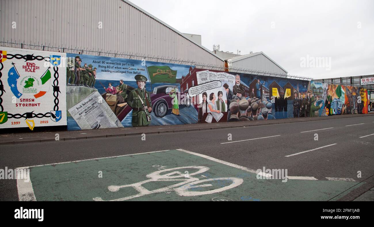 Wandkunst an der Divis Road in Belfast. Stockfoto