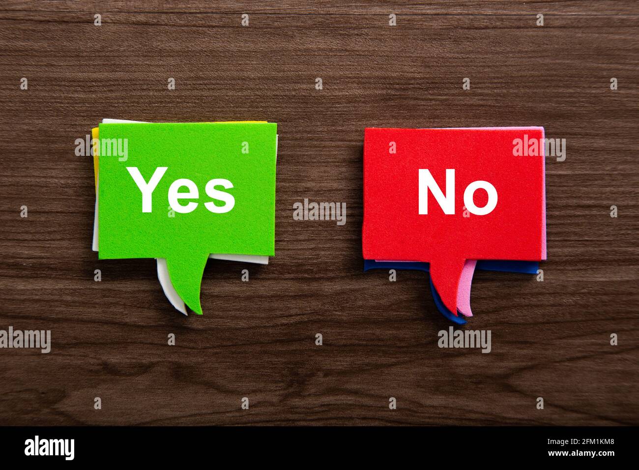 Text Ja oder Nein auf Sprechblase auf Holzhintergrund Stockfoto