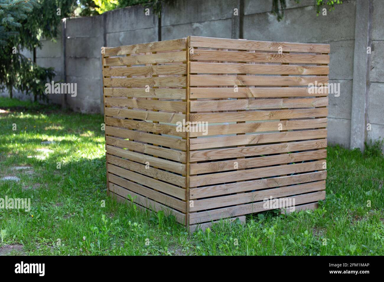 Holzkiste aus parallelen Lamellen im Hinterhof, bedeckt, versteckt Objekt Stockfoto