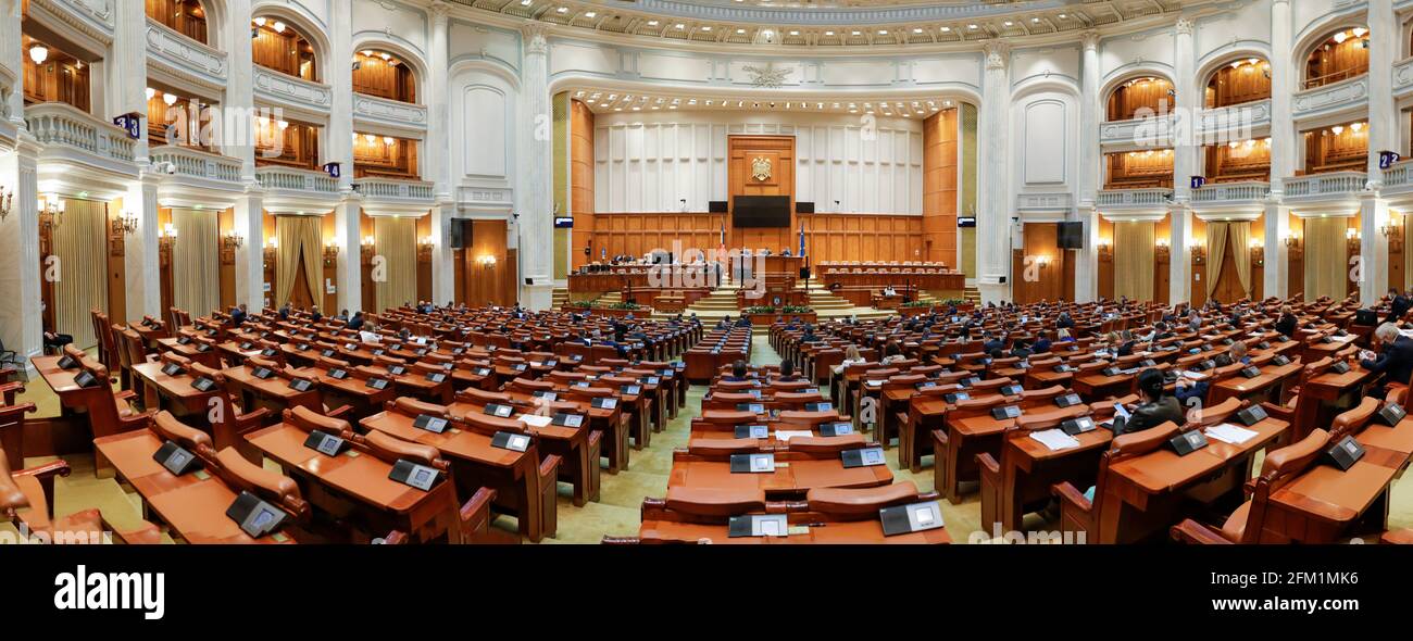Bukarest, Rumänien - 5. Mai 2021: Panorama mit der rumänischen Abgeordnetenkammer im Palast des Parlaments. Stockfoto