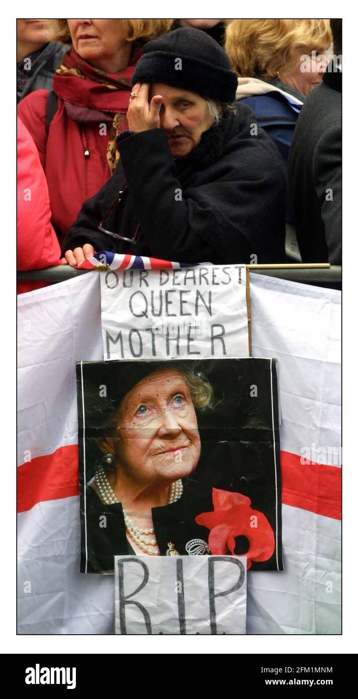 Morgen der Beerdigung der Königin Mutter ...Massen warten auf Die Prozession.pic David Sandison 9/4/2002 Stockfoto