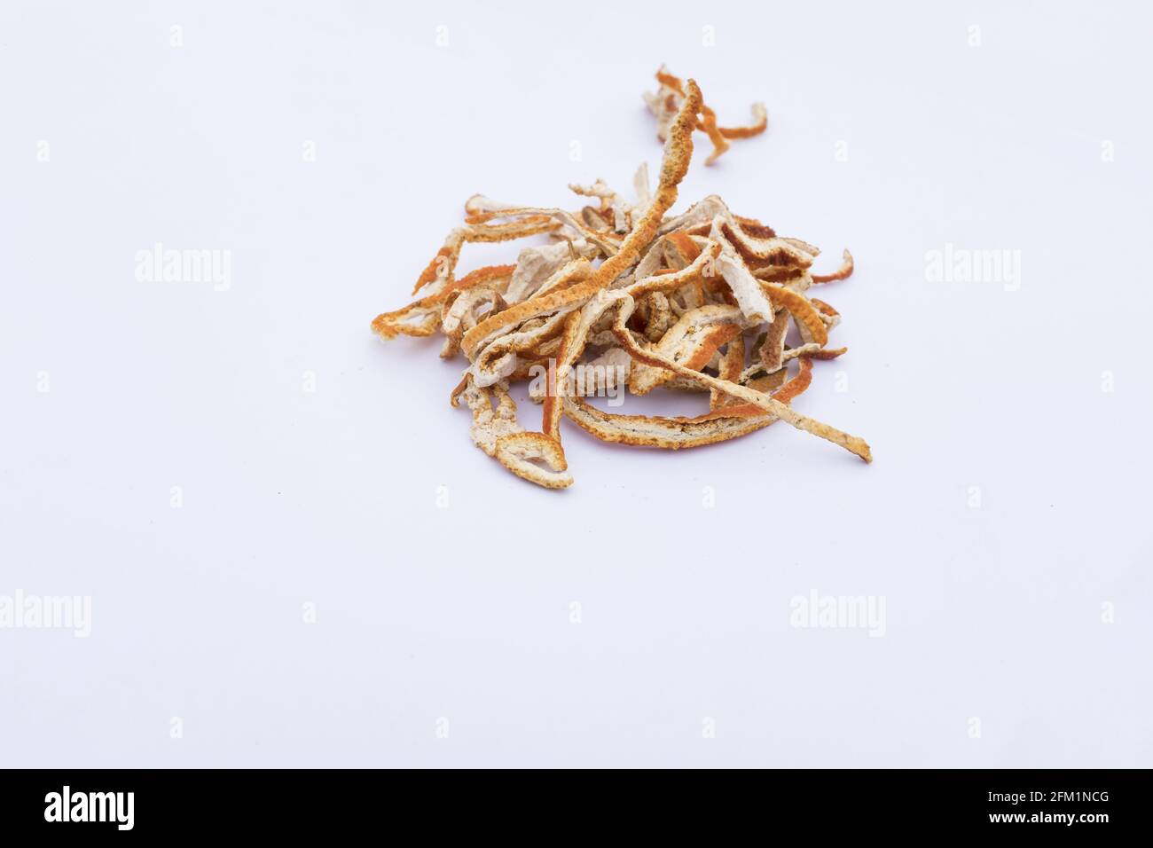 Getrocknete Orangenschalen isoliert auf weißem Hintergrund Stockfoto
