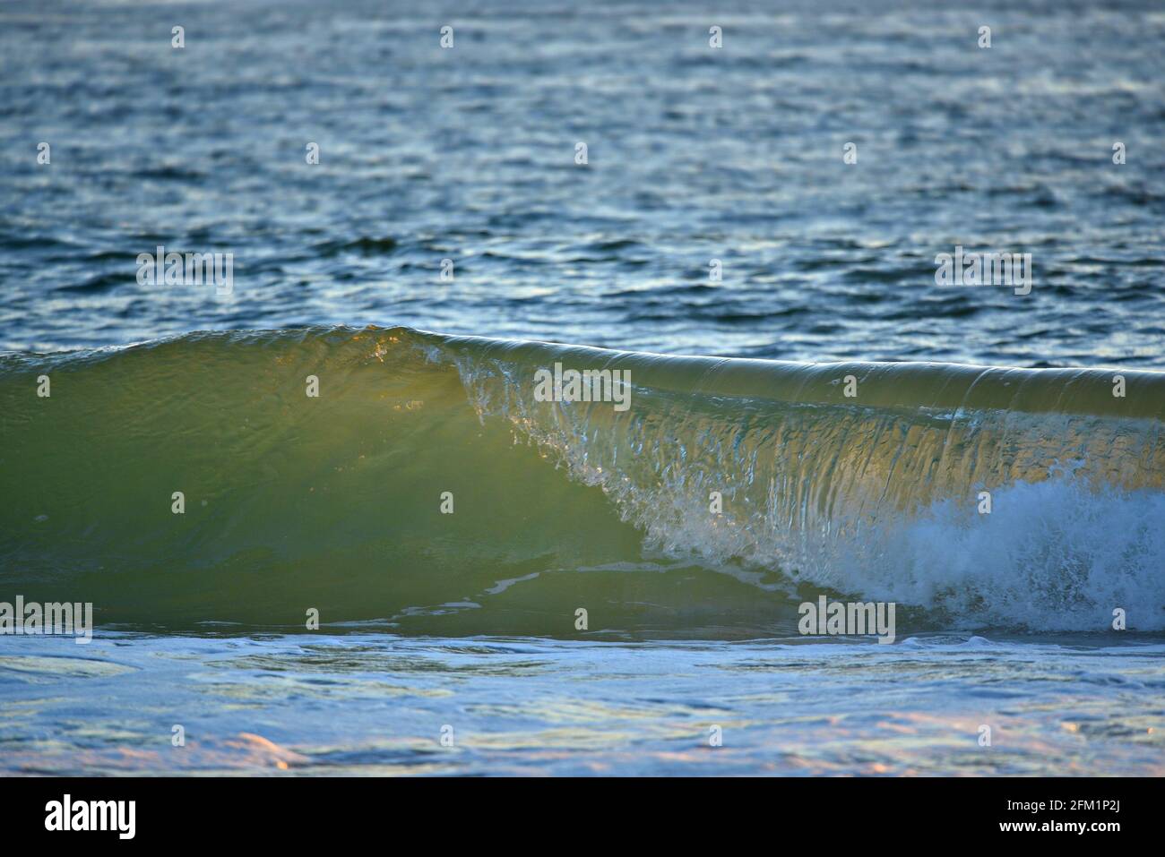 Wellenlandschaft an der Küste von Carmel-by-the-Sea in Kalifornien, USA. Stockfoto