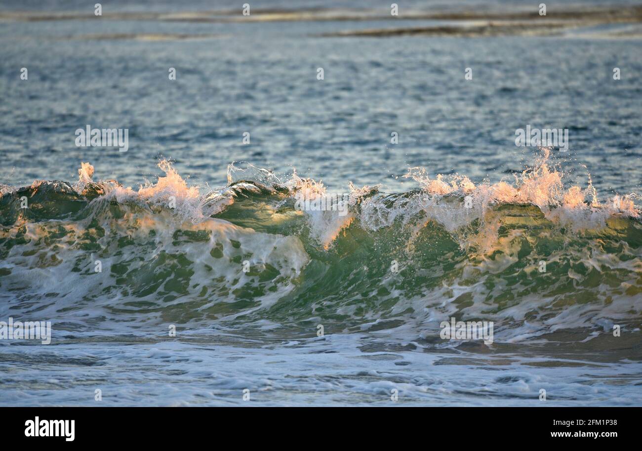 Wellenlandschaft an der Küste von Carmel-by-the-Sea in Kalifornien, USA. Stockfoto