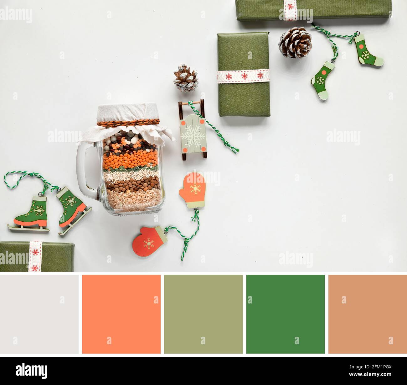 Farbabgleichspalette. Zero Waste Weihnachtsgeschenk in einem Glas. Geschichtete Bohnenmischung mit Gewürzen auf weißem Hintergrund ohne Kunststoff Holz Winter Xmas Stockfoto