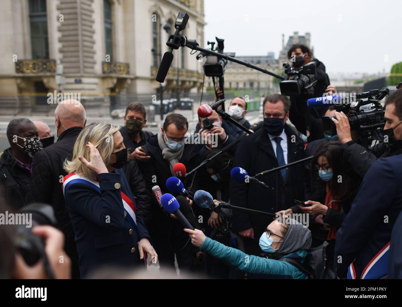 *** KEIN VERKAUF AN FRANZÖSISCHE MEDIEN ODER VERLAGE - RECHTE VORBEHALTEN ***01. Mai 2021 - Paris, Frankreich: Marine Le Pen, Vorsitzende der rechtsextremen Rassemblement National Party (RN), spricht mit Journalisten, nachdem sie einen Blumenkranz vor einer Statue von Jeanne d'Arc gelegt hat. Die traditionelle Feier zum 1. Mai fand statt, als Le Pen sich auf den Start ihrer Kampagne für die Regionalwahlen vorbereitete. Stockfoto