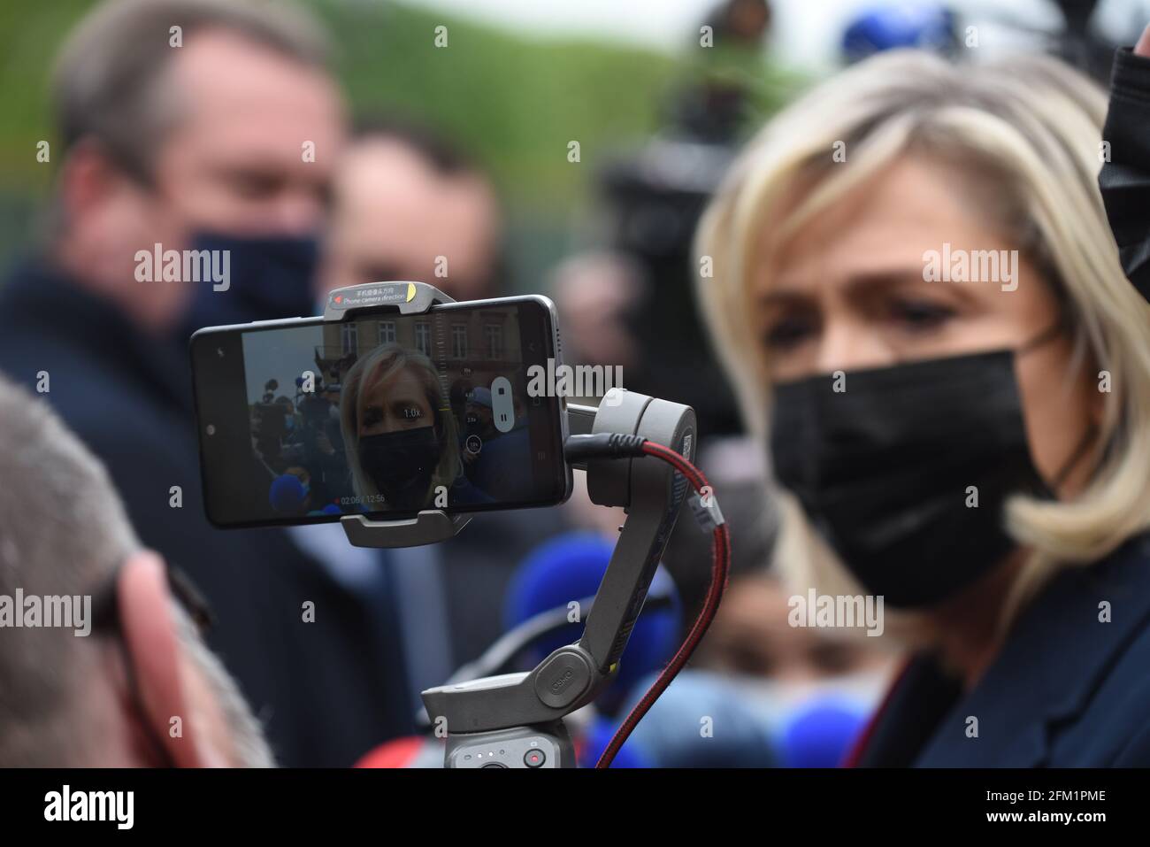 *** KEIN VERKAUF AN FRANZÖSISCHE MEDIEN ODER VERLAGE - RECHTE VORBEHALTEN ***01. Mai 2021 - Paris, Frankreich: Marine Le Pen, Vorsitzende der rechtsextremen Rassemblement National Party (RN), spricht mit Journalisten, nachdem sie einen Blumenkranz vor einer Statue von Jeanne d'Arc gelegt hat. Die traditionelle Feier zum 1. Mai fand statt, als Le Pen sich auf den Start ihrer Kampagne für die Regionalwahlen vorbereitete. Stockfoto
